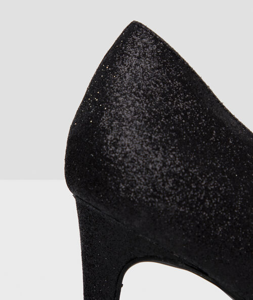 Zapatos de tacón piel brillante negro.