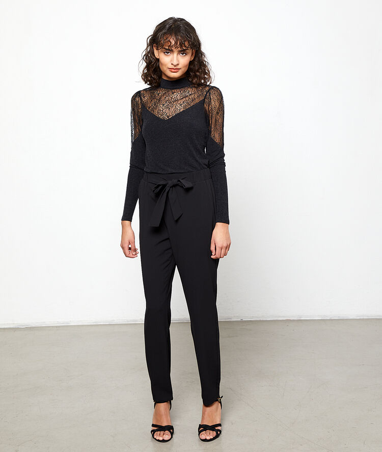 Top de punto fino con detalles de encaje negro.