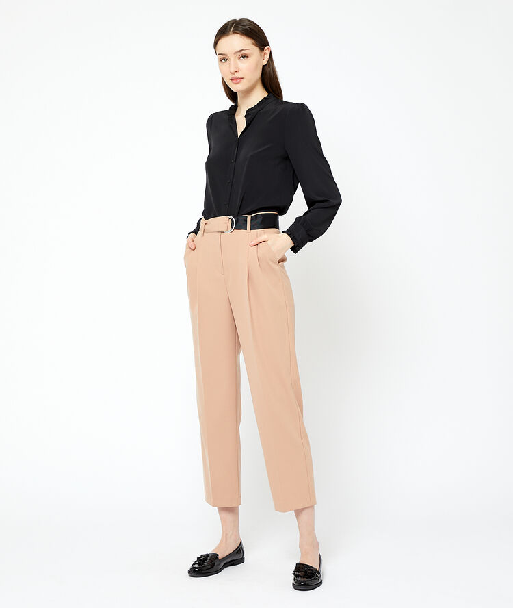Camisa cuello con volantes negro.