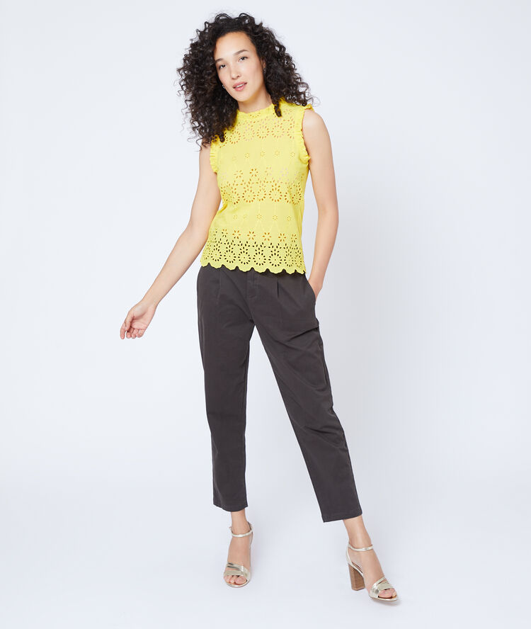 Top de algodón bordado sin mangas amarillo.