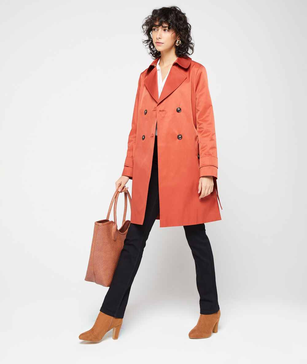 Trench con cinturón rojo.
