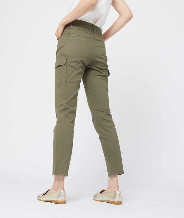 Pantalón ajustado con bolsillos Pantalón ajustado con bolsillos