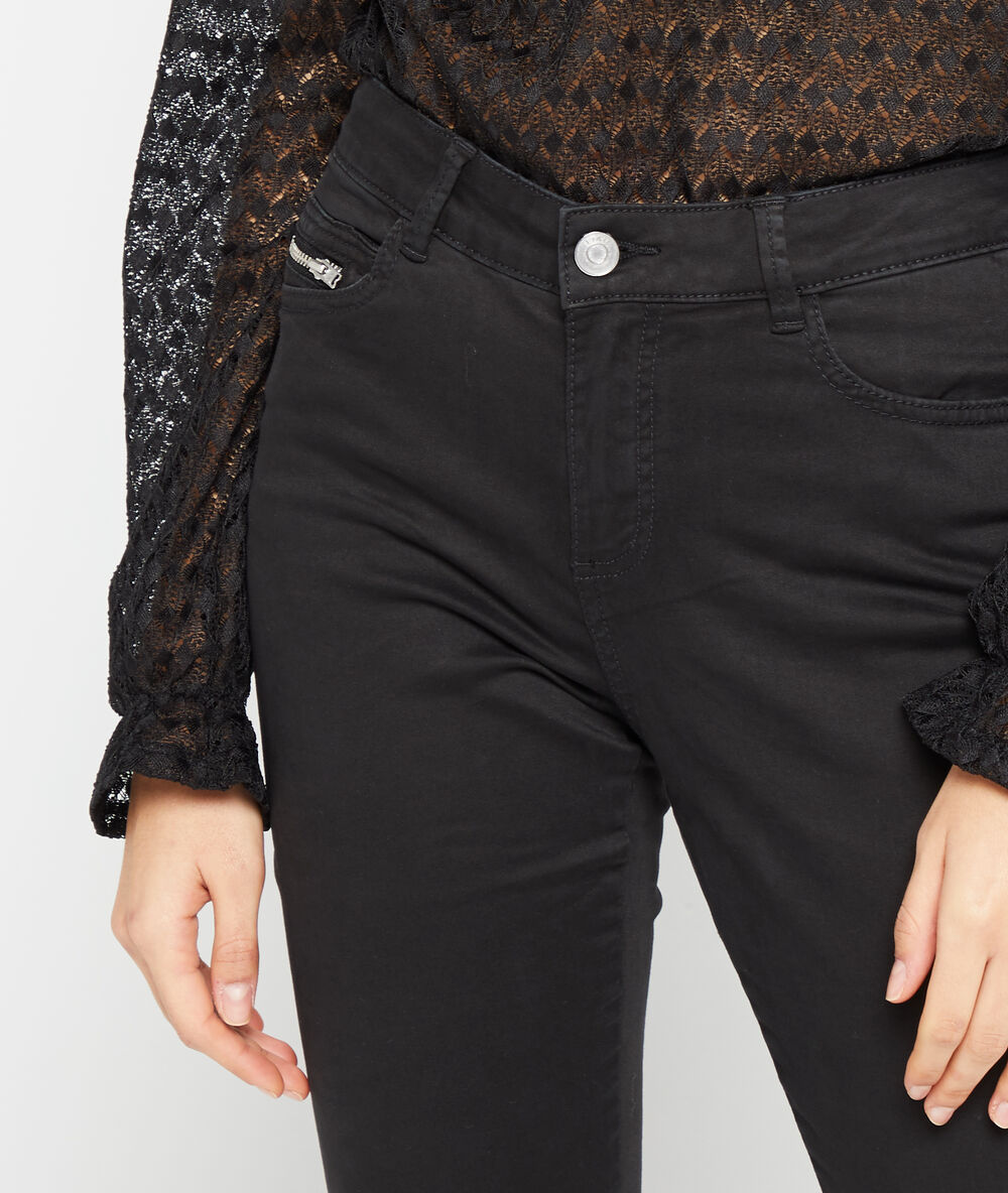Pantalón ajustado de algodón negro.