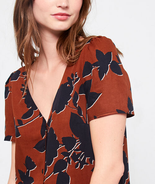 Blusa estampado floral marrón.