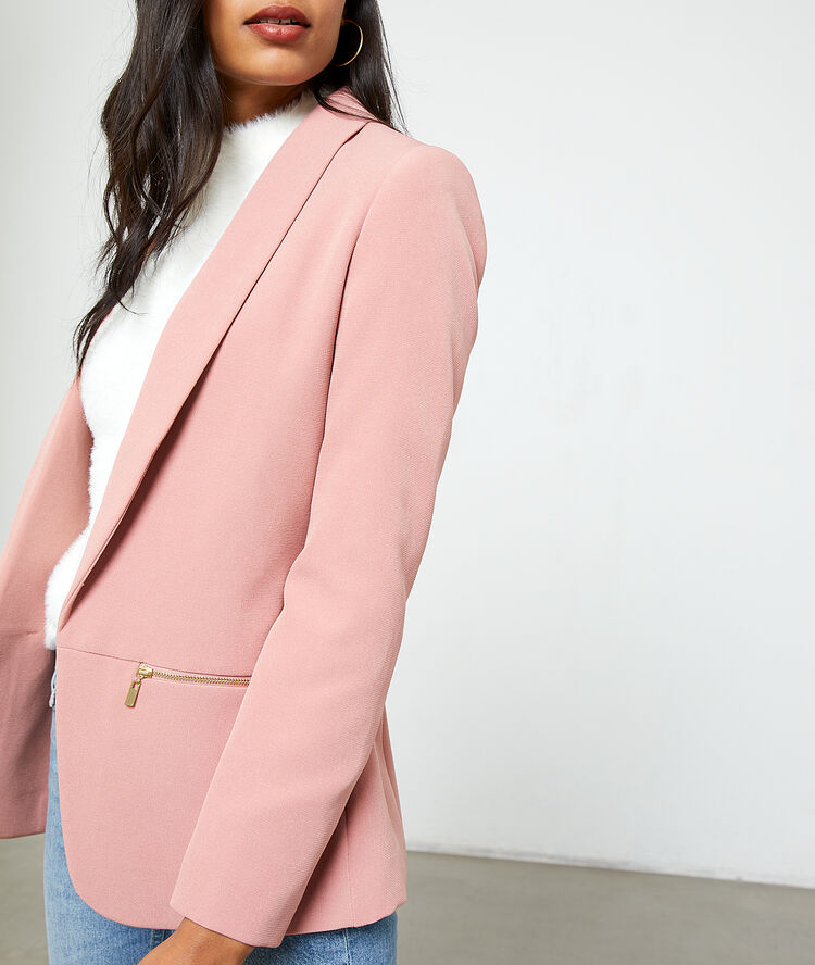 Chaqueta de sastre bolsillos con cremallera rosa.