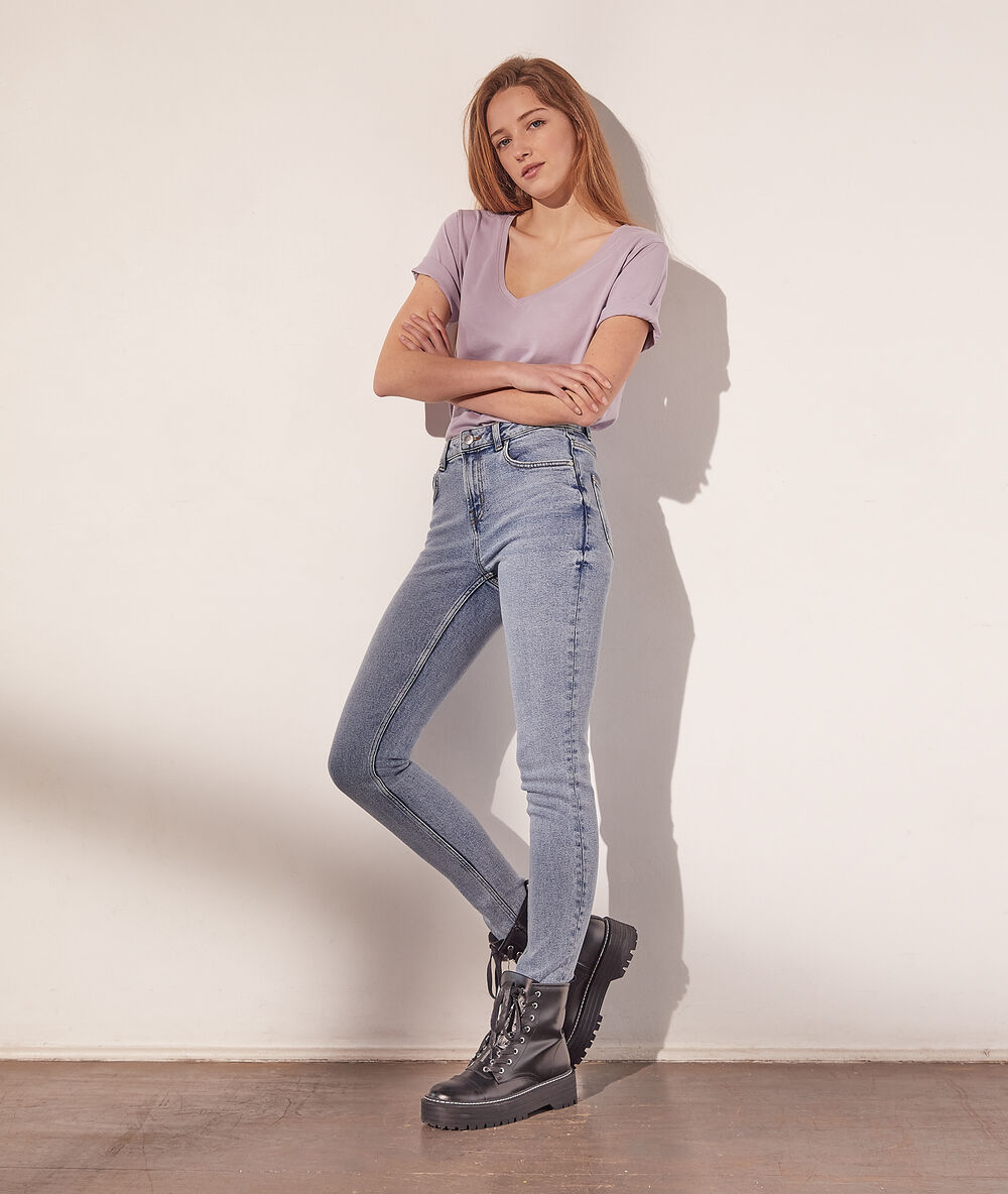Camiseta escote en v lila.