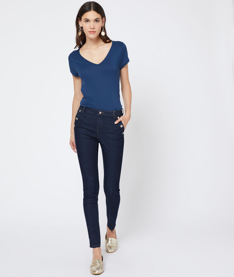 Camiseta cuello en v azul.