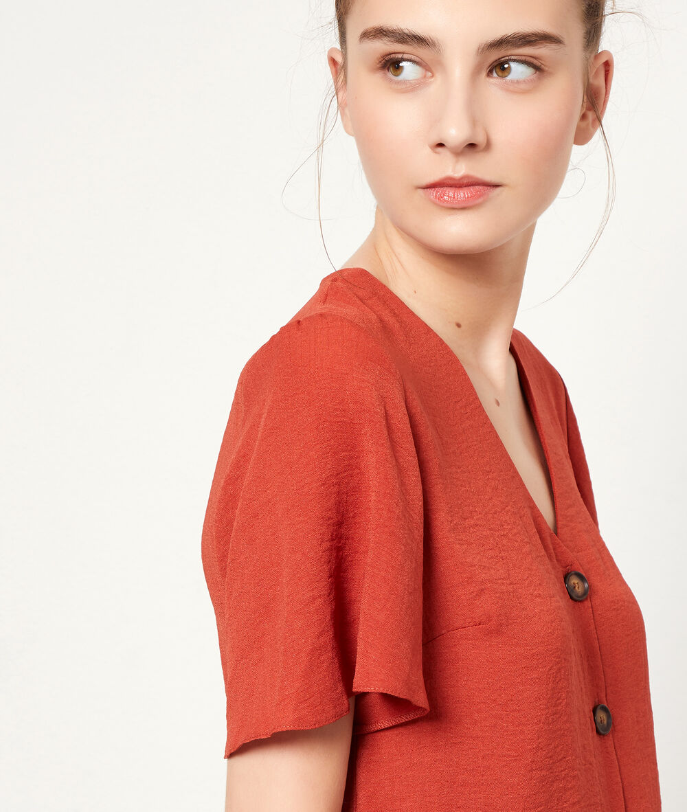 Blusa lisa con botones rojo teja.