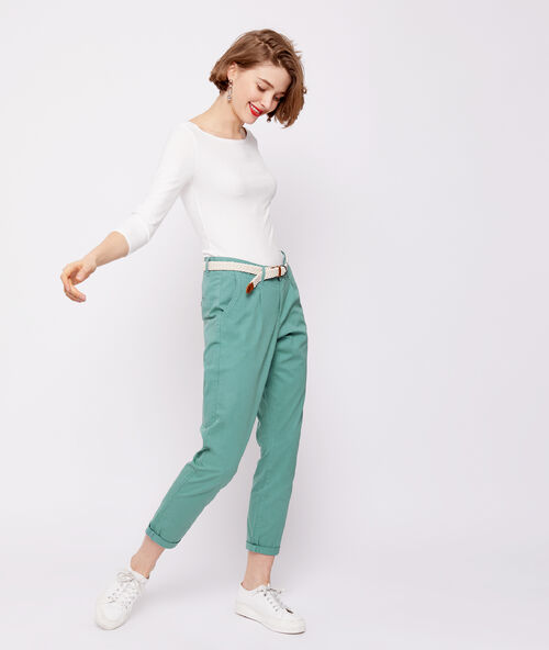 Pantalón con cinturón de algodón bio verde azulado.
