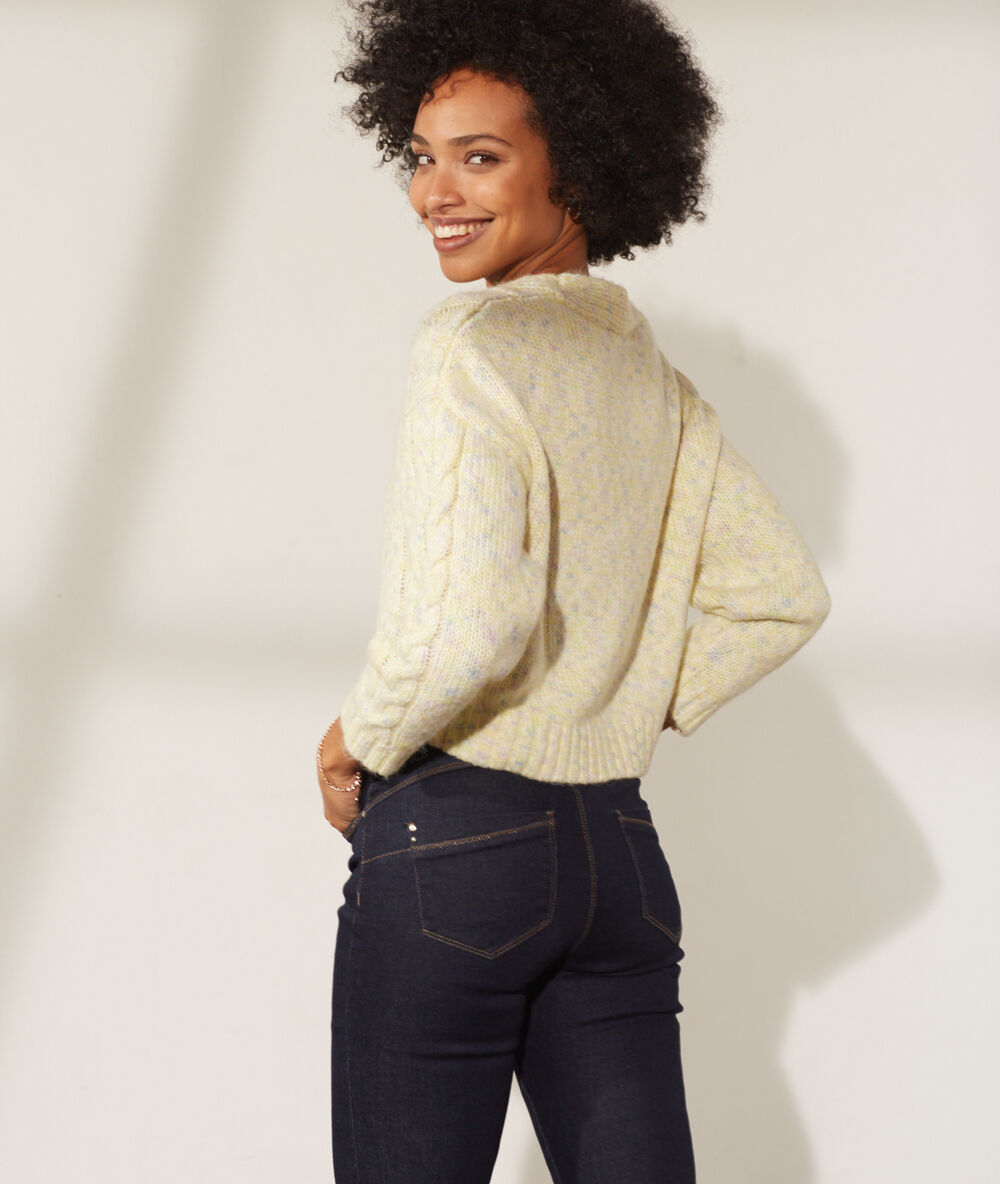 Chaqueta punto trenzado amarillo pálido.