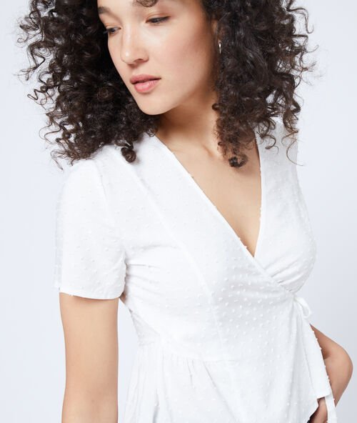 Blusa cruzada en plumetis crudo.