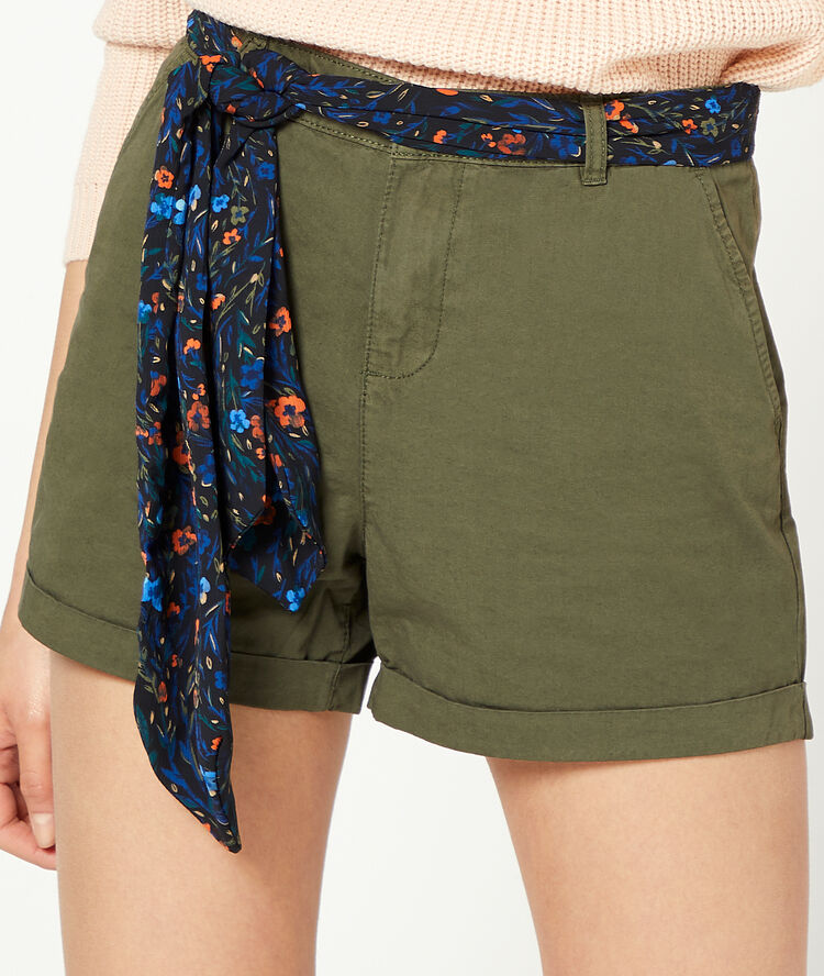 Pantalón recto con cinturón pañuelo caqui.