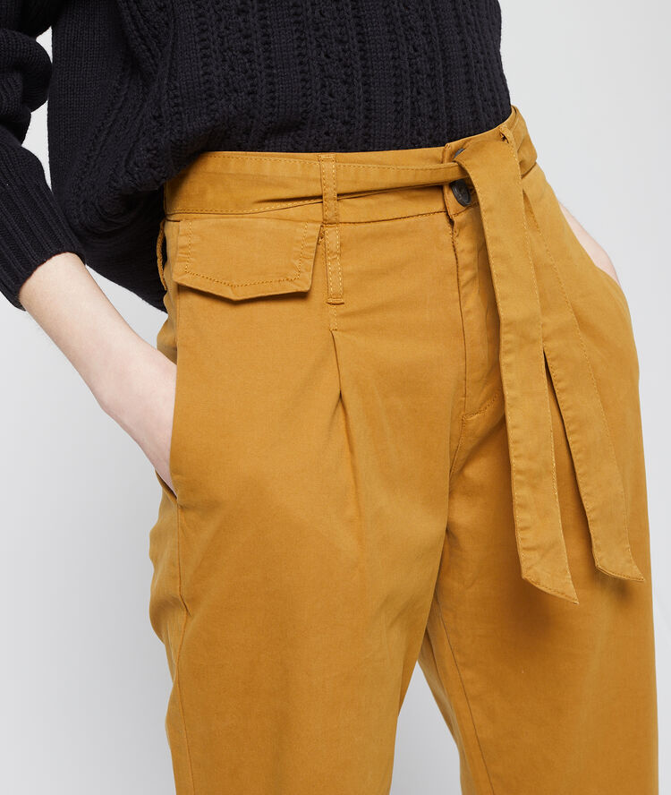 Pantalón talle alto con cinturón mostaza.