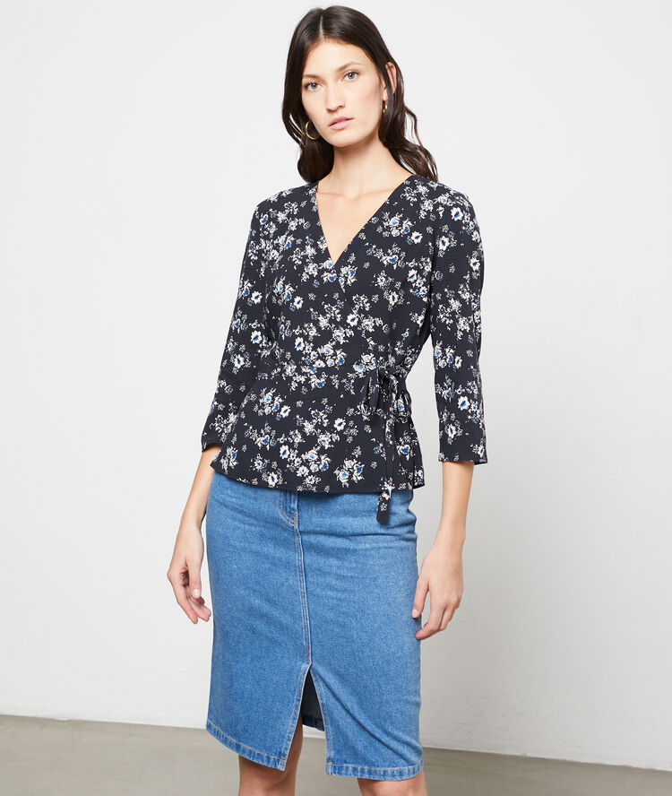 Blusa cruzada anudada azul marino.