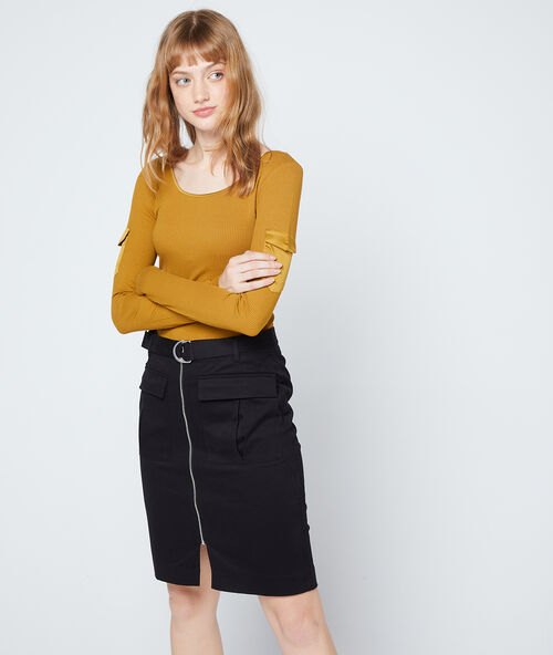 Camiseta manga larga con bolsillos mostaza.