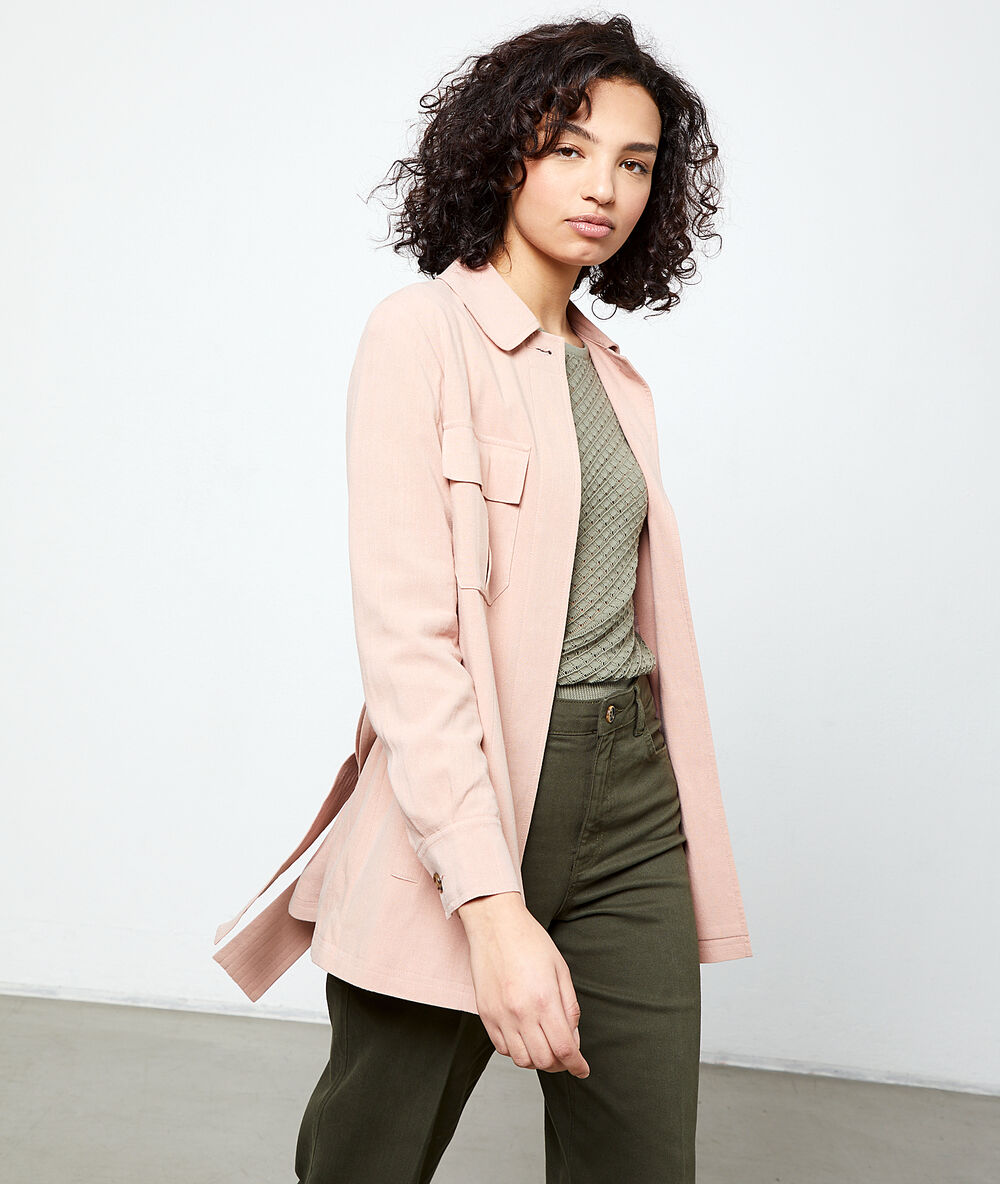 Trench corto con cinturón rosa.