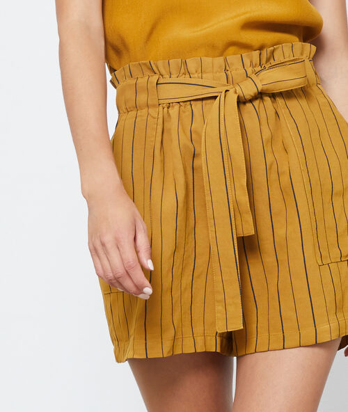 Short con cinturón y rayas mostaza.