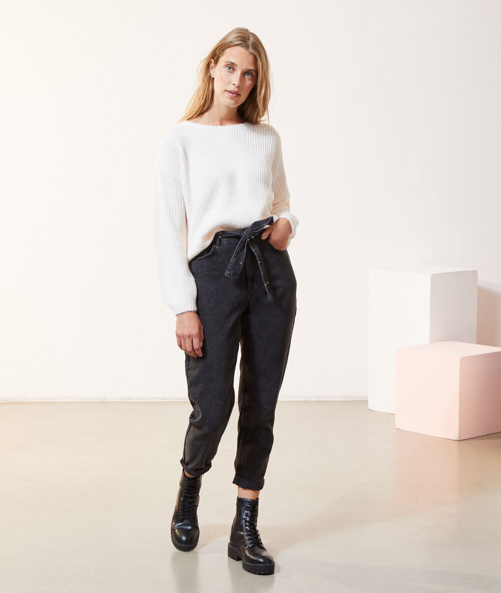 Pantalón vaquero zanahoria negro.