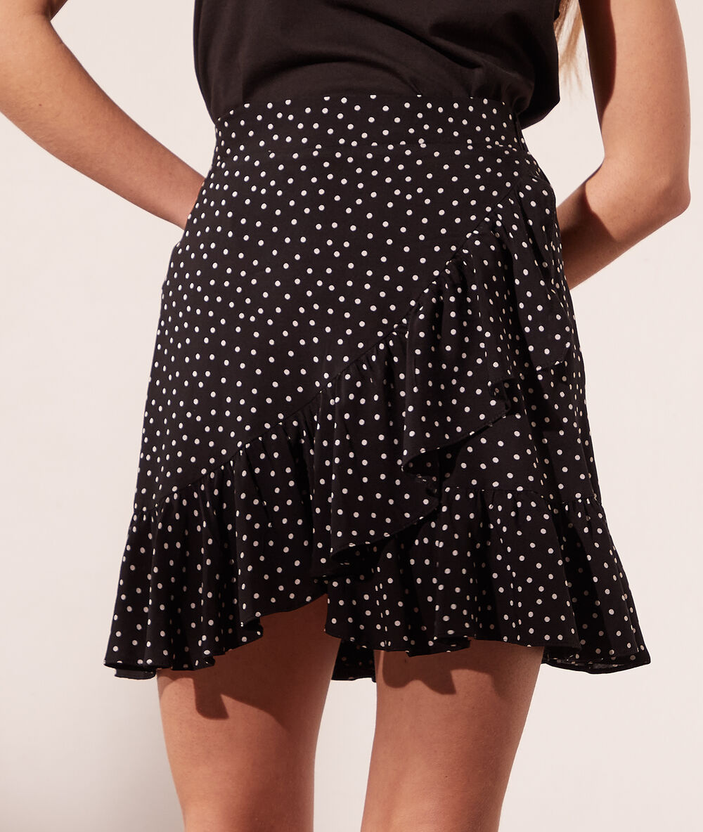 Falda estampado de lunares negro.