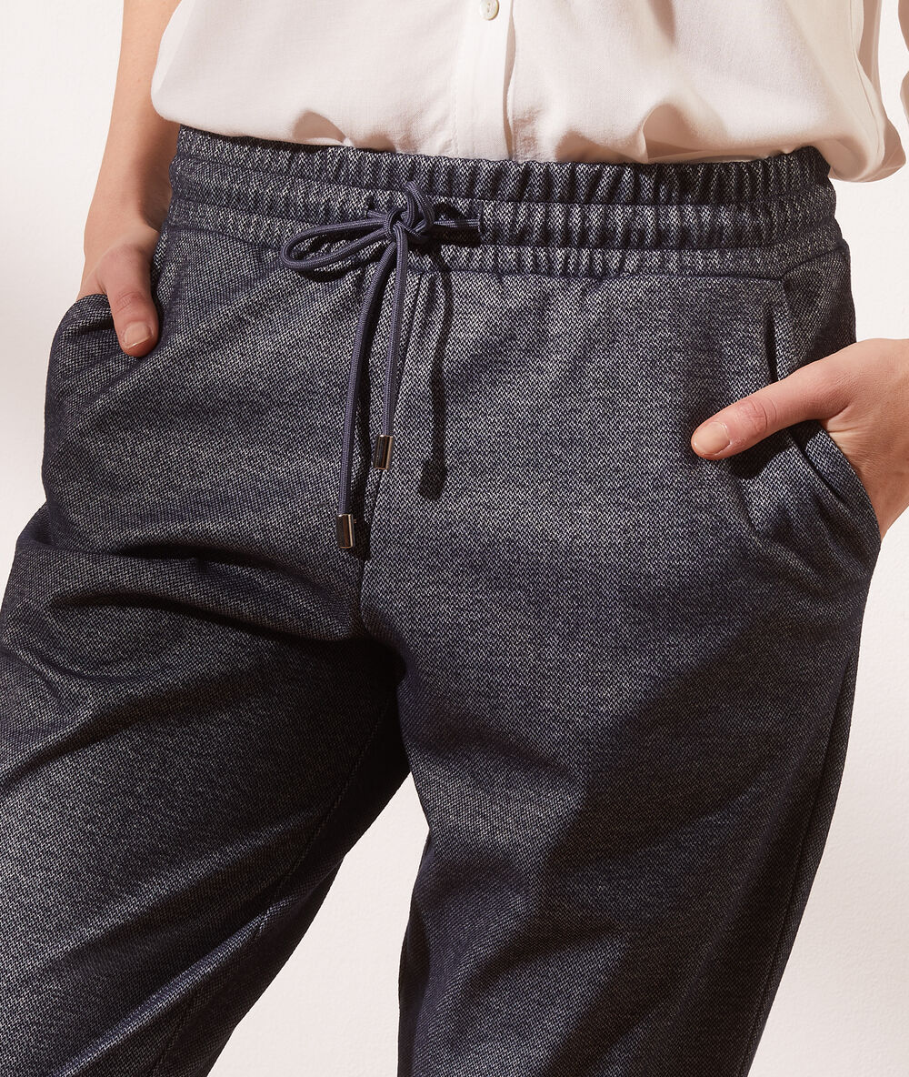 Pantalón jogger azul marino.