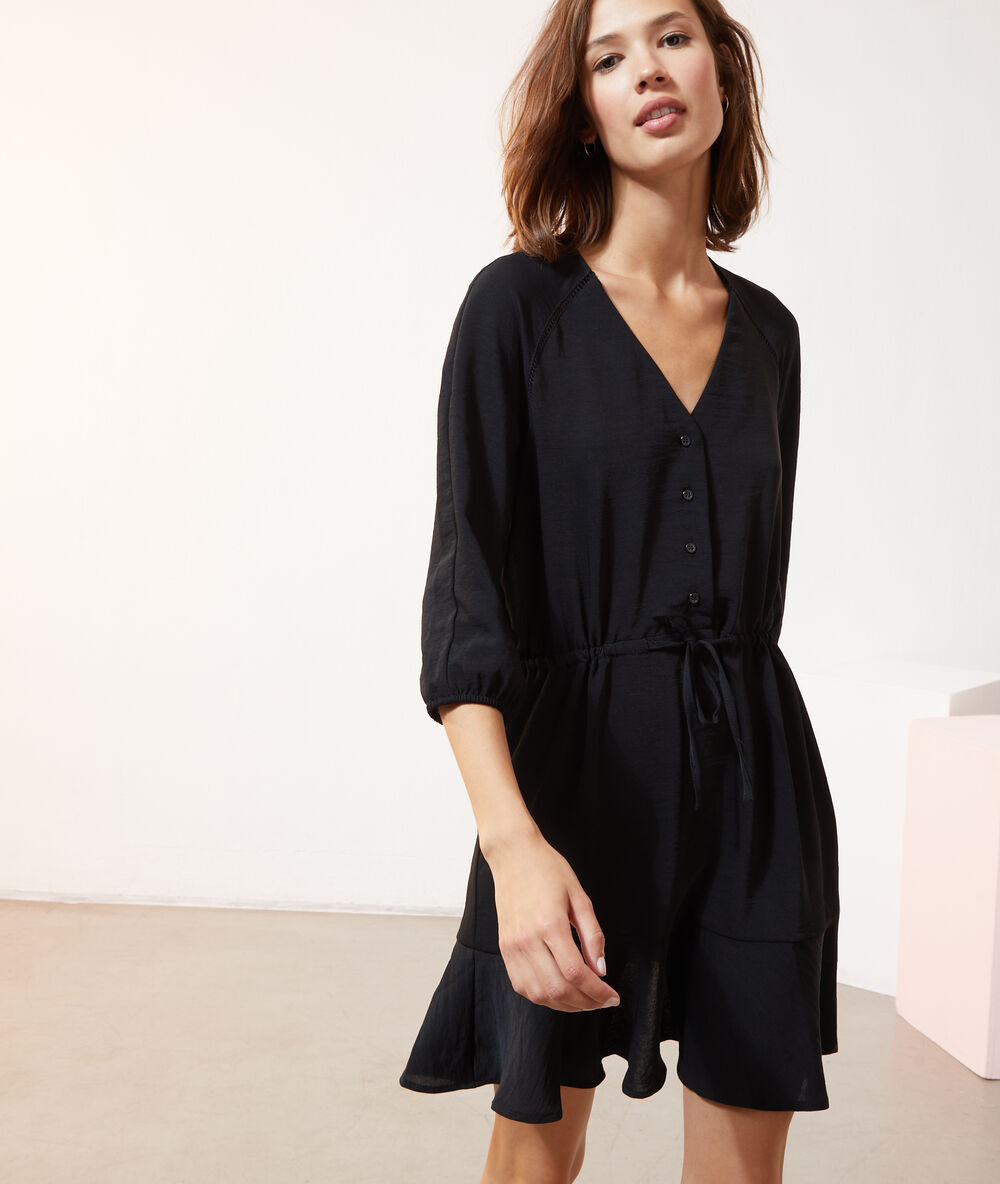 Vestido liso negro.