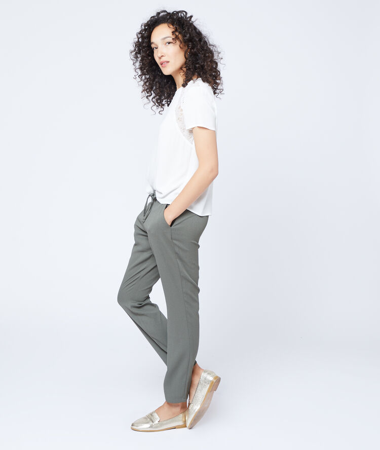 Pantalón alto con cinturón caqui.