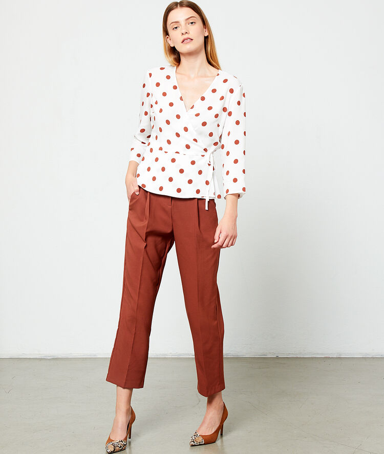 Blusa cruzada de lunares crudo.