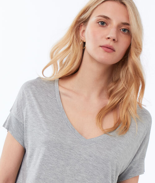 Camiseta escote en v gris claro.