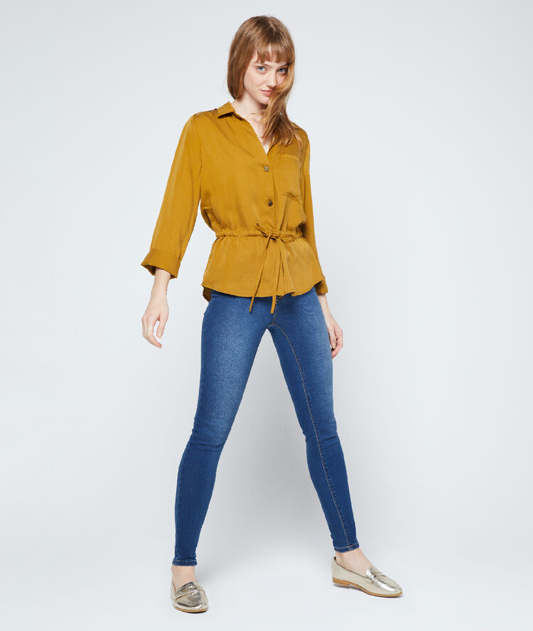 Camisa anudada de tencel mostaza.