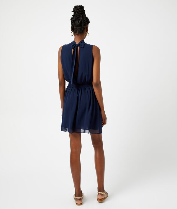 Vestido corto anudado en la espalda Vestido corto anudado en la espalda