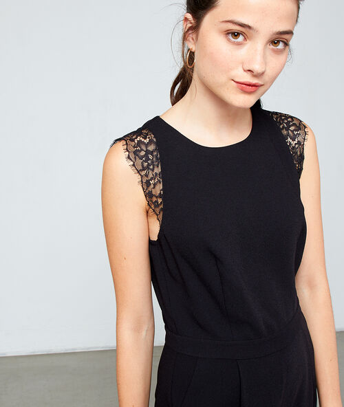 Mono liso con detalles de guipur negro.