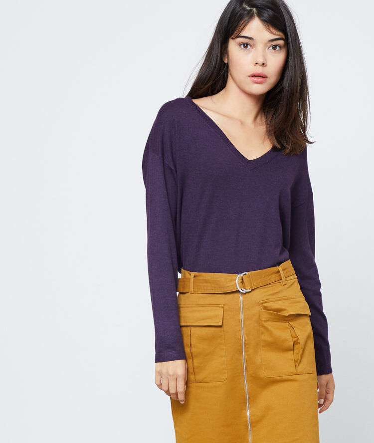 Suéter de punto fino violeta.