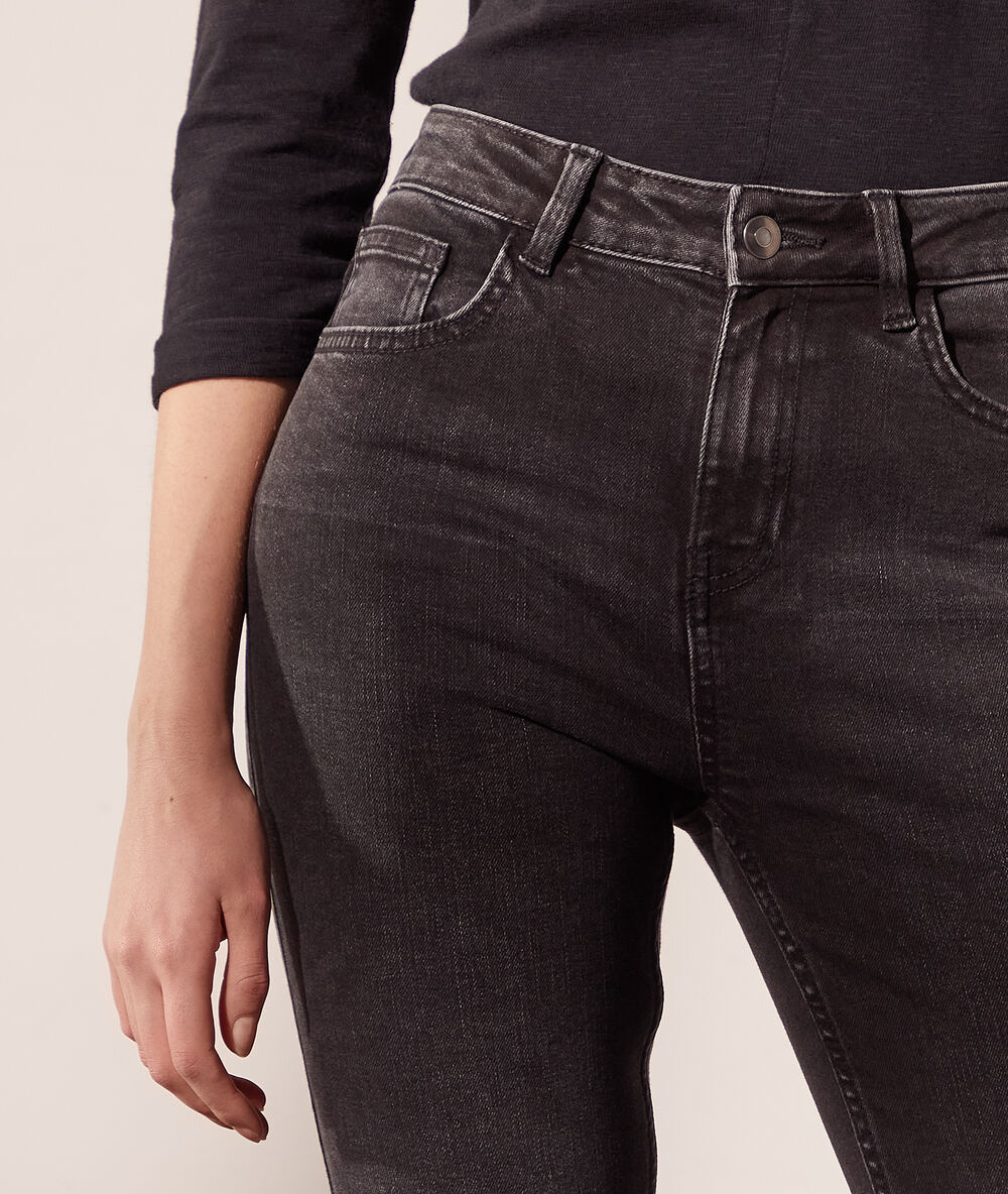 Pantalón vaquero estrecho negro.