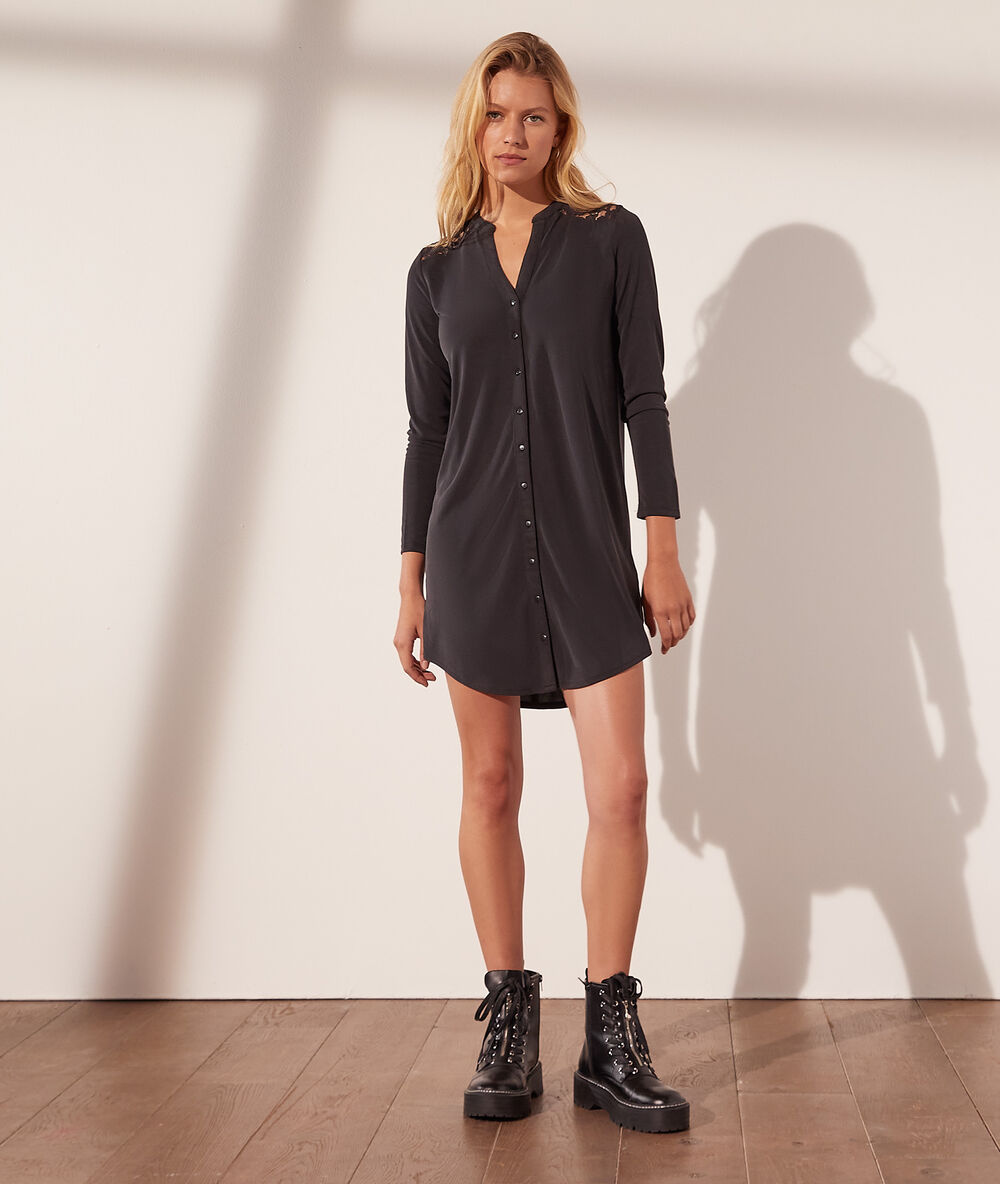 Vestido camisero con motivos de encaje negro.
