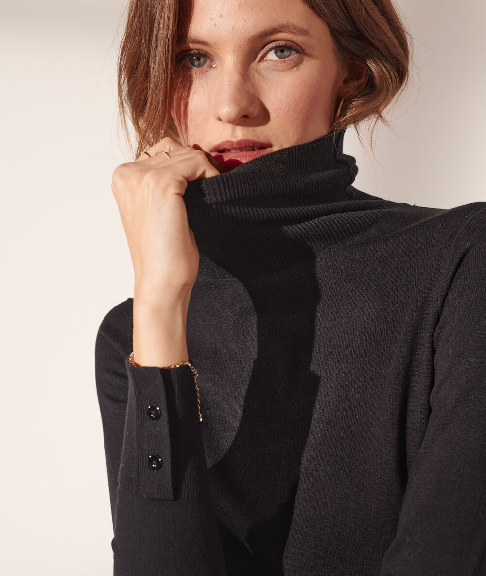 Jersey de cuello alto negro.