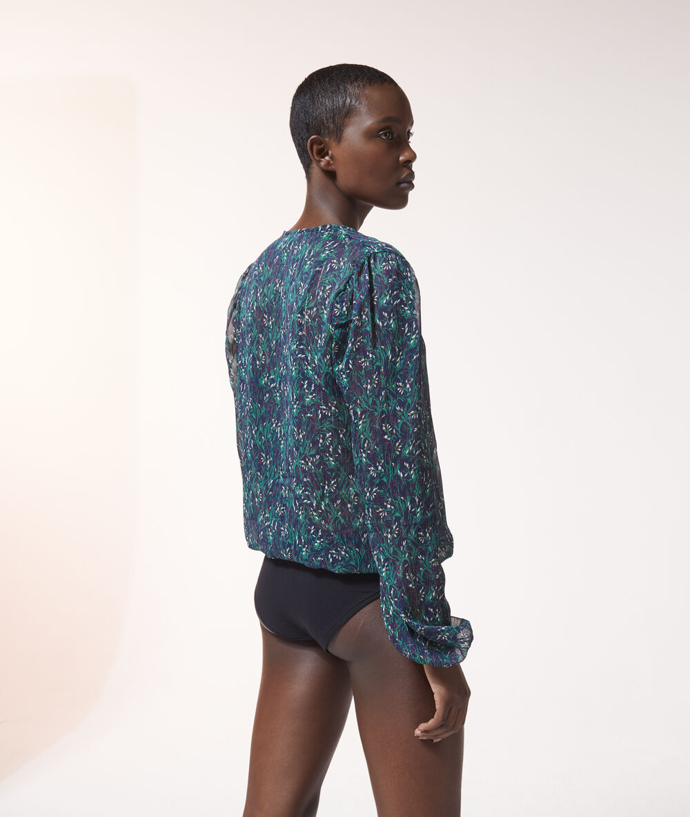 Blusa estampado floral verde.