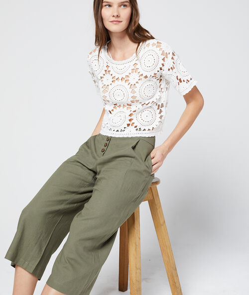 Pantalón midi con botones caqui claro.