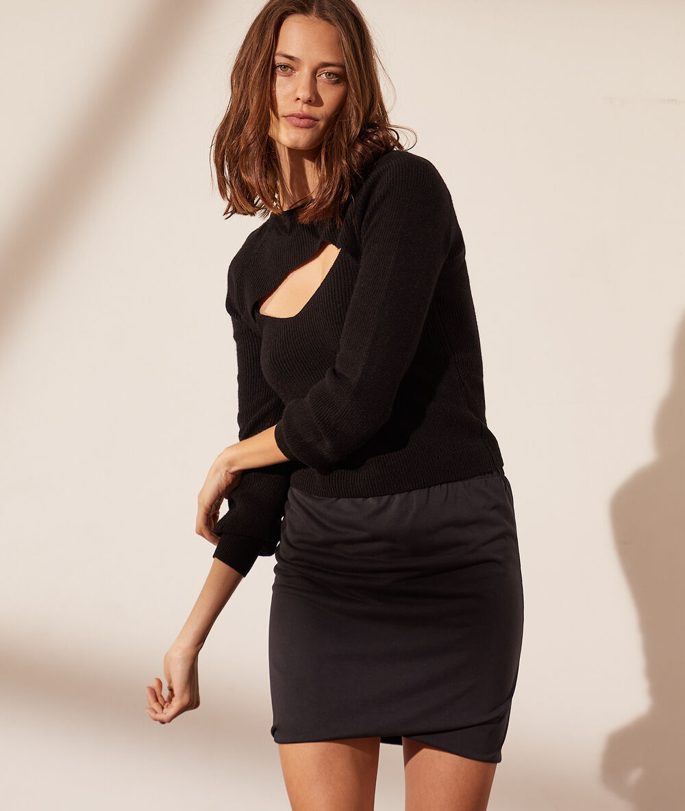 Jersey con aberturas escote y espalda negro.