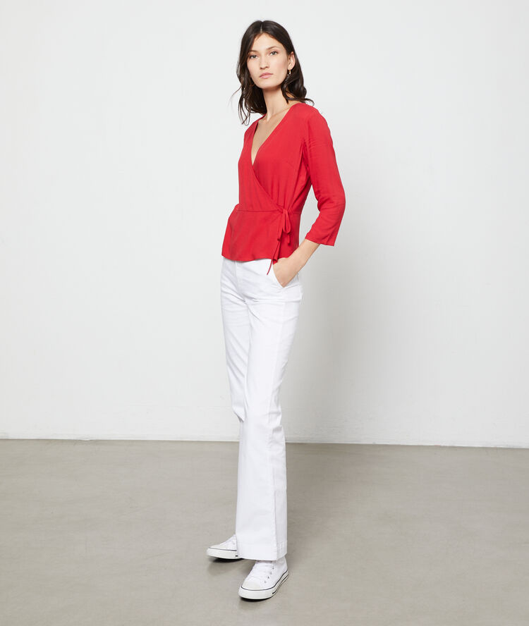 Blusa cruzada carmín.