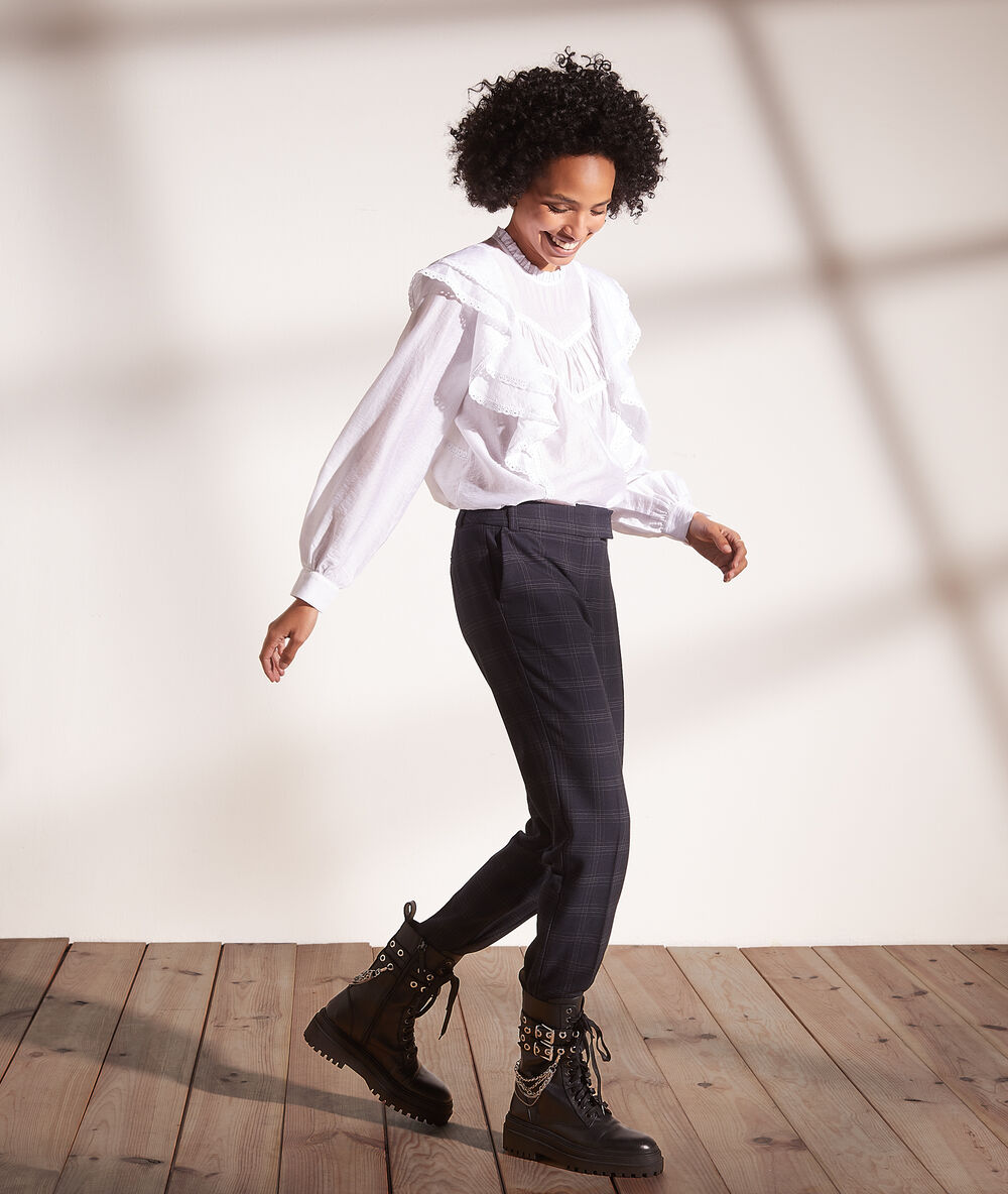 Blusa con volantes blanco.