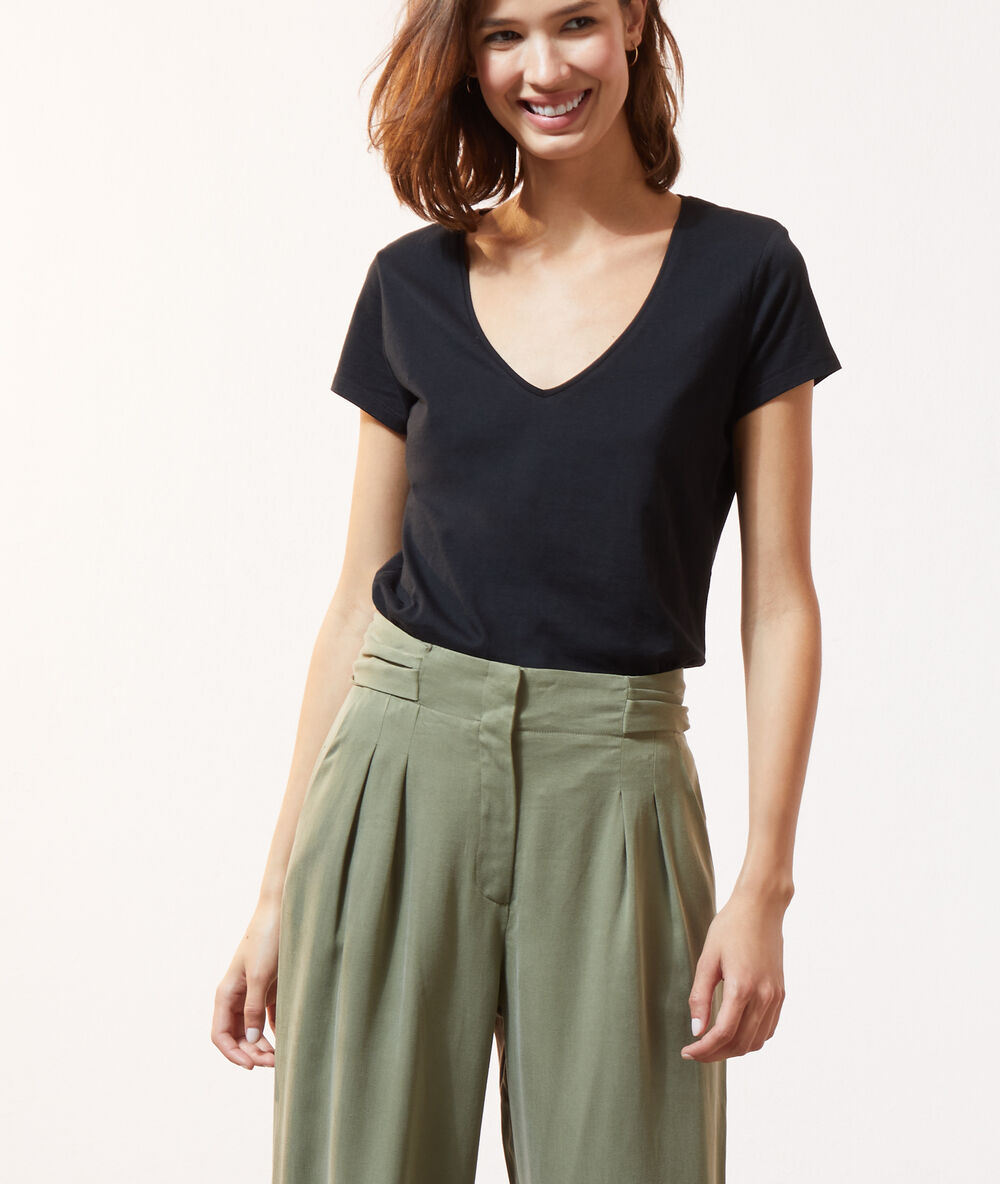 Camiseta escote en v negro.