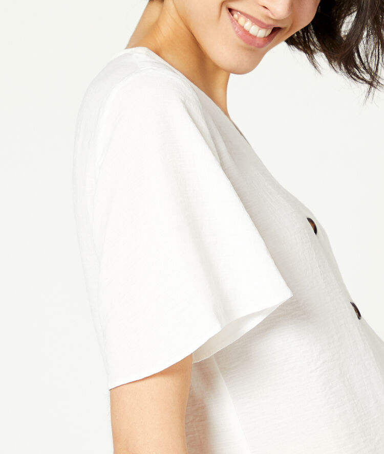 Blusa lisa con botones blanco.