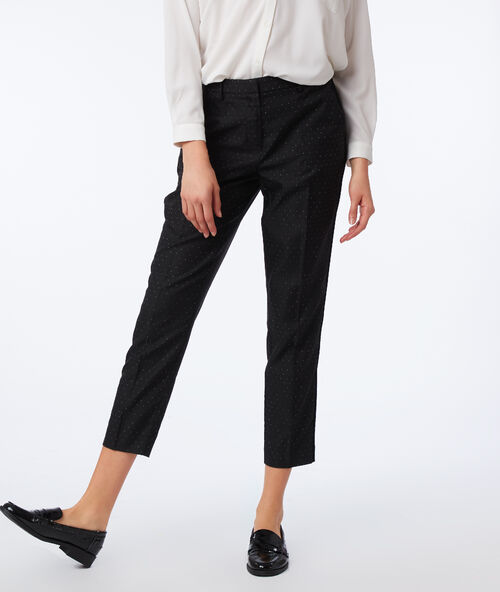 Pantalón cigarette estampado de lunares negro.