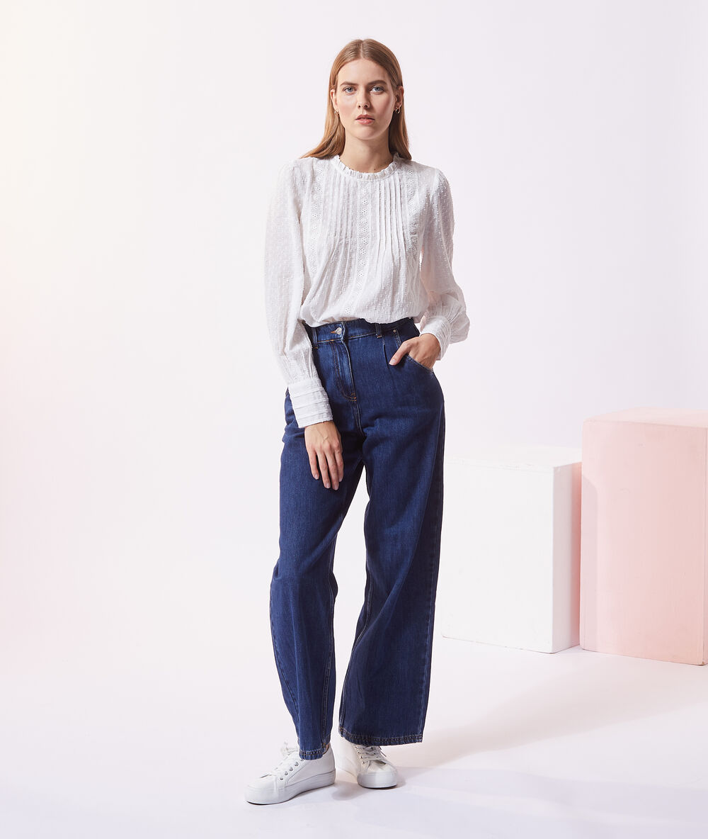 Blouse en dentelle à manches longues ecru.