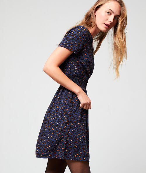 Vestido ceñido estampado leopardo azul marino.