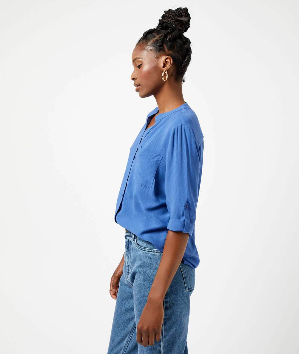Blusa lisa azul.