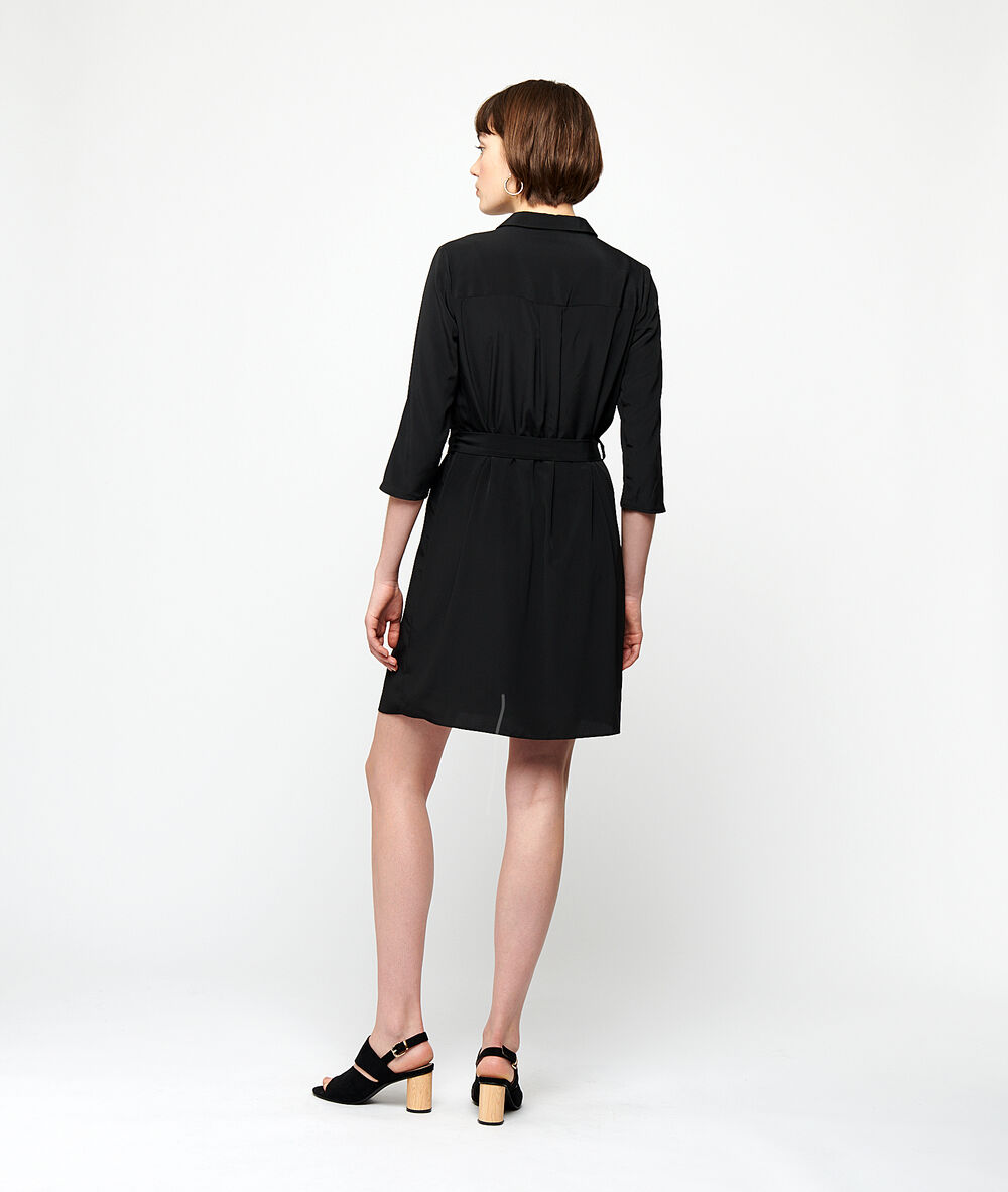 Vestido camisero anudado negro.