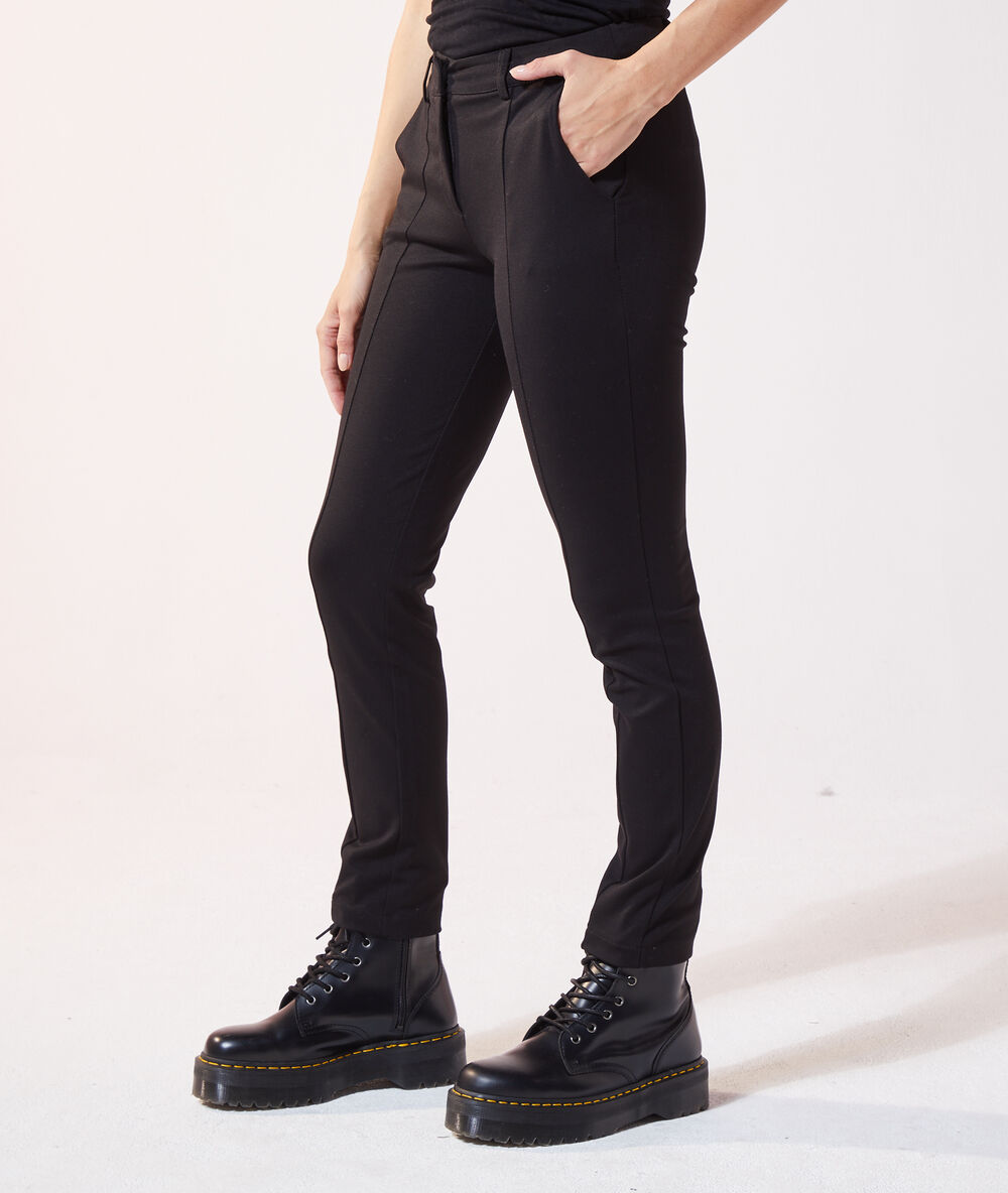 Pantalon droit noir.
