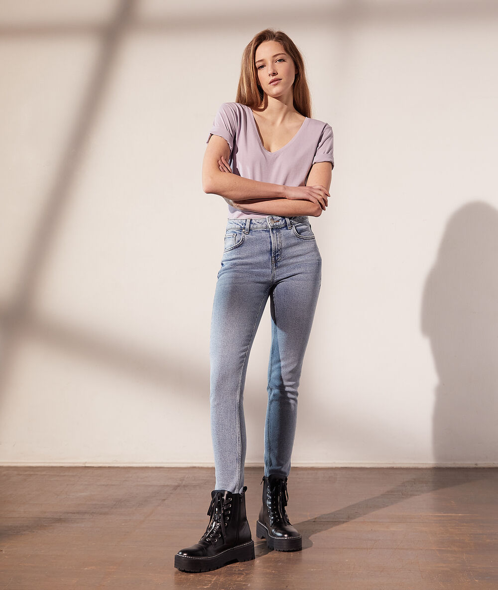 Camiseta escote en v lila.