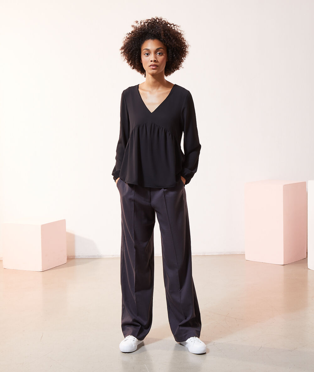 Blusa vaporosa 2 en 1 con top integrado negro.
